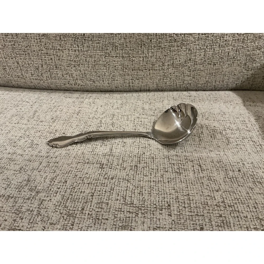Oneida Damask Rose Stainless Gravy Ladle Scalloped‎ Shell Bowl Floral Handle